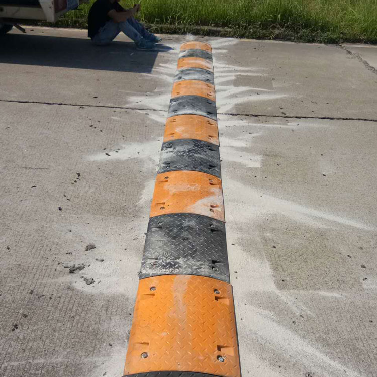 優(yōu)質(zhì)大圓弧橡膠減速帶安裝效果圖展示