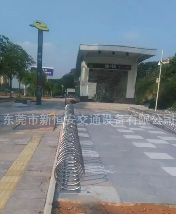 東莞蛤地地鐵口不銹鋼螺旋式式自行車停放架安裝工程實物圖