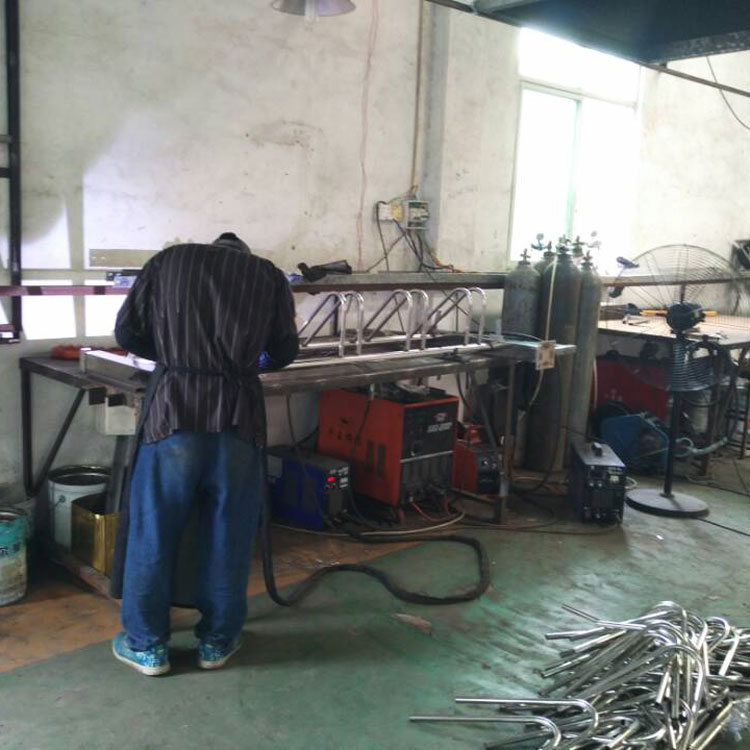 304不銹鋼立式卡位式自行車停車架焊接實(shí)物圖