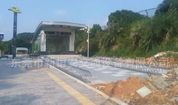 東莞蛤地地鐵口專用螺旋式自行車停放架不銹鋼定做款