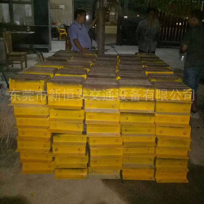 300*200*100優(yōu)質(zhì)橡膠防撞塊廠家直銷批發(fā)