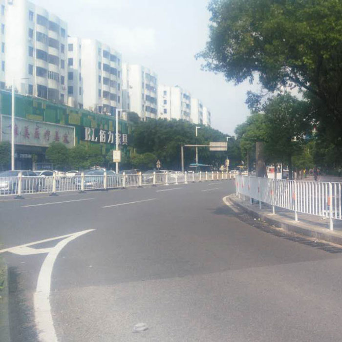 東莞南城宏偉路馬路人行道隔離護欄安裝實物效果圖