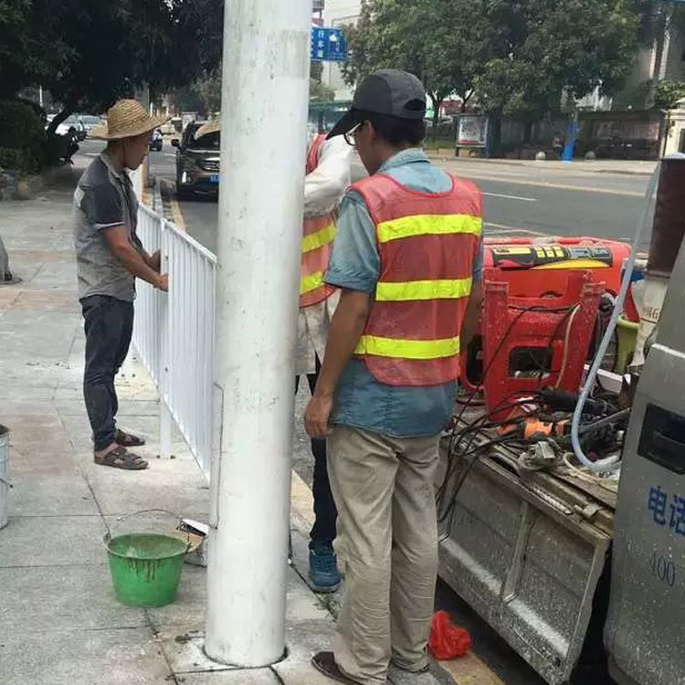 東莞馬路隔離護欄生產(chǎn)廠家就找新恒安交通設(shè)備