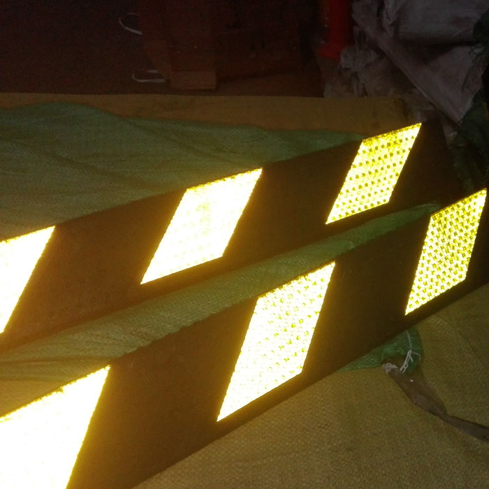 反光PVC護(hù)角晚上也是效果圖拍攝反光警示效果強(qiáng)