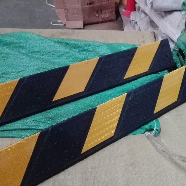 買橡膠護(hù)角就上東莞新恒安交通設(shè)備