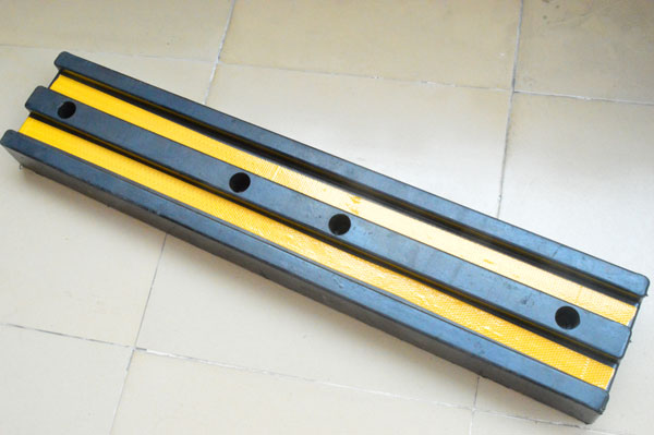 卸貨平臺專用橡膠防撞塊廠家大量現(xiàn)貨批發(fā)