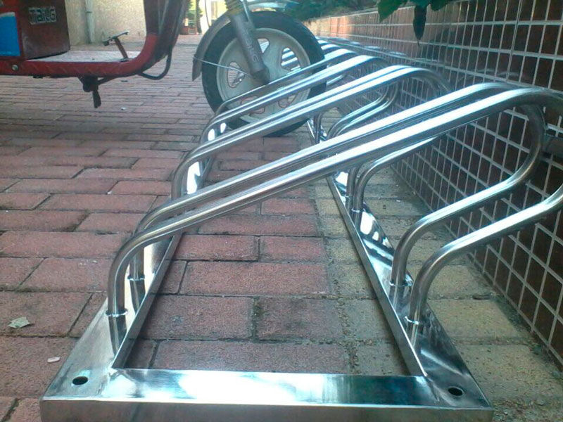 304不銹鋼自行車停車架綠道通品牌,東莞304不銹鋼自行車停車架廠家新恒安